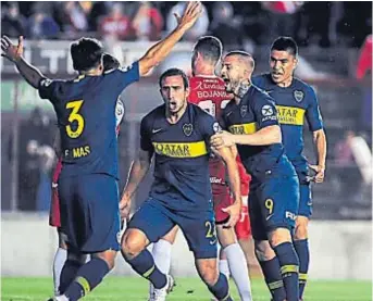  ?? (FOTOBAIRES) ?? De cabeza. Izquierdoz llena su boca de gol para festejar el tanto del triunfo Xeneize.