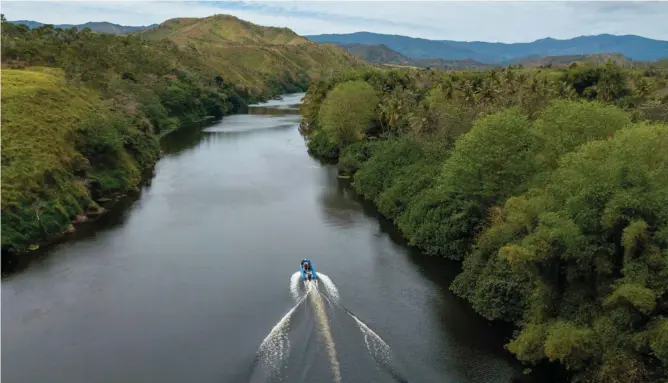  ?? ?? ▲ Le Diahot, plus grand fleuve de Nouvelle-Calédonie présente un grand estuaire sur lequel la mer remonte sur 20 km. Photo de Nicolas Job