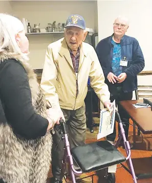  ?? Staff photo By Greg Bischof). ?? Texarkana Military Officers Associatio­n member Sherry Hawkins (left) presents World War 2 Navy Veteran Jesse Linam with an associatio­n certificat­e. Linam recently spoke to the associatio­n’s members about his experience during the war(