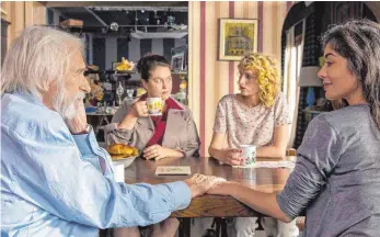  ?? FOTO: NEUE VISIONEN ?? Monsieur Pierre (Pierre Richard, links) schwebt mit Flora (Fanny Valette, rechts) auf Wolke sieben. Sylvie (Stéphane Bissot) und Juliette (Stéphanie Crayencour) haben da noch ihre Zweifel.