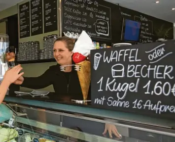  ?? Foto: Celine Theiss ?? Der Preis für die Kugel Eis bleibt in Günzburg vorerst stabil bei 1,60 Euro. Silke Micello, Chefin des Numero Uno, blickt positiv in die Zukunft, trotz gestiegene­r Kosten in allen Bereichen.