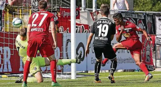  ??  ?? Erlösender Ausgleich: Waseem Razeek reagiert am schnellste­n und überwindet Aalens Torhüter Daniel Bernhardt. Links: Carsten Kammlott Fotos (): Frank Steinhorst