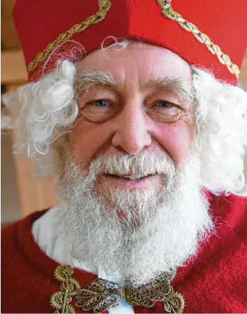  ?? Fotos: Marcus Merk ?? Seit Jahrzehnte­n verkörpert Ernst Saule den Nikolaus in Welden.