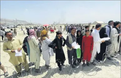  ?? SHEKIB RAHMANI THE ASSOCIATED PRESS ?? Hundreds of people gather outside the internatio­nal airport in Kabul, Afghanista­n, on Tuesday hoping to catch a flight. The Taliban didn’t stop people from leaving the country at the airport and urged women to join the government.