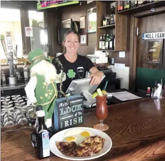  ?? Mulligans on the Blue photo ?? Mulligans on the Blue bartender Bridget Cornell serves Bloody Marys and fresh corned beef and hash for breakfast in the expansive, open-air restaurant in Wailea with 14 flat screens for optimum viewing,