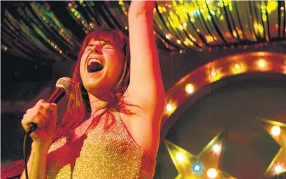  ??  ?? Jessie Buckley, una fuerza de la naturaleza que parece haber dejado el alma en su composició­n.