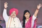  ??  ?? Union minister Amit Shah and BJP party leader Pankaja Munde at a Dussehra rally organised in Beed district on Tuesday. PTI