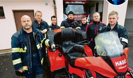  ?? Foto: Martin Polívka, MF DNES ?? Zpátky doma. A šťastní Dobrovolní hasiči ze Všerub (vlevo starosta obce Václav Bernard) byli u toho, když hajný Martin Semecký našel ztracenou malou Julii. „Byla v dobrém stavu na to, že strávila dvě noci sama v tak nebezpečné­m lese,“říká Bernard.