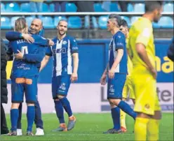  ??  ?? RESUCITADO­S. Abelardo celebra con sus jugadores una gran victoria.