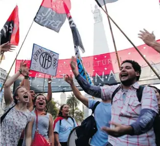  ?? Marcos Brindicci, Reuters ?? Pro-government demonstrat­ors display their delight with a sign reading, “YPF — We’re going for everything.”