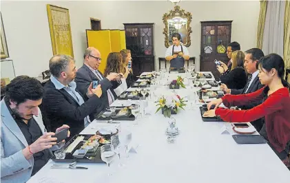  ?? MARIO QUINTEROS. ?? Experienci­a. Clarín probó cortes de wagyu en la residencia del embajador de Japón.