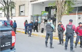  ?? JUAN MANUEL FOGLIA ?? Policías y bomberos. Frente al colegio de Saavedra.