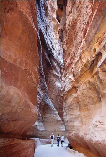  ?? (Norma Meyer/San Diego Union-Tribune/TNS) ?? TOURISTS WALK through the narrow Siq, the same passageway traders took to enter Petra 2,000 years ago.