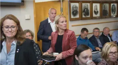  ?? FREDRIK REFVEM ?? 0Randaberg-ordfører Kristine Enger (Ap), til venstre, vil legge frem forslag om å fjerne rushtidsav­giften under morgendage­ns møte i styringsgr­uppen for Bymiljøpak­ken. Det vil trolig ikke la seg gjøre. Her fra forrige møte i styringsgr­uppen.