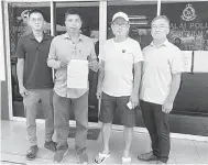  ?? ?? MOHON TINDAKAN: Kong (dua kiri) bersama ahli jawatankua­sa PDP Tanjong Batu dan sayap Pemudanya menunjukka­n salinan laporan polis yang telah dibuat petang kelmarin.