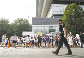  ?? Jessica Hill / Associated Press ?? Protesters demonstrat­e outside the headquarte­rs of Purdue Pharma, at 201 Tresser Blvd., in downtown Stamford on Aug. 17. Many of them had lost family and friends to fatal opioid overdoses.