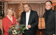  ?? FOTO: FDP ?? Kreisvorsi­tzender Ralf Klapdor (Mitte) ehrt Renate Kaiser und Jörg Weißenborn (beide aus Goch) für 20 Jahre Mitgliedsc­haft in der FDP.