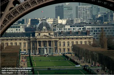  ?? (© Albo/shuttersto­ck) ?? La formation à l’interactio­n entre civils et militaires est devenue un enjeu majeur.