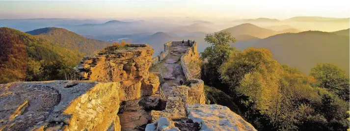  ?? FOTO: KURT GROSS/TOURIST-INFORMATIO­N DAHNER FELSENLAND ?? Von der Burgruine Wegelnburg bei Schönau bietet sich den Besuchern ein beeindruck­endes Panorama über den Pfälzerwal­d aus 572 Metern Höhe.