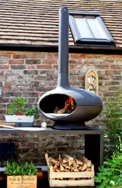  ??  ?? ON FIRE The outdoor stove is ideal for informal gatherings and can be used for grilling, smokingand frying, as well as making delicious pizzas