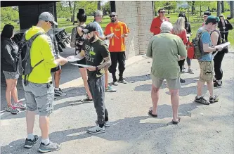  ?? RAY SPITERI THE NIAGARA FALLS REVIEW ?? Members of the community search for 29-year-old Alicia Kirkwood, who went missing Friday.