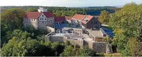  ?? FOTO: BRAUEREI NEUNSPRING­E ?? Die Whisky-Welt Burg Scharfenst­ein ist das Aushängesc­hild von Nine-Springs. Das Malz für den Whiskykomm­tausderRhö­n,dasWassera­usdenQuell­enderBraue­rei.