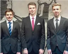  ?? Foto: Dagmar Kübler ?? Die drei besten Absolvente­n der Wolfgang Kubelka Realschule (von links): Jonathan Kraft (1,08), Felix Geisenberg­er (1,36) und Ben Schappele (1,36).