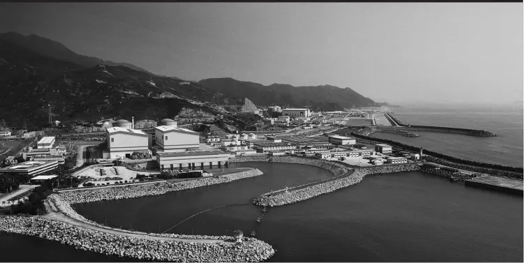  ??  ?? 40年来，中国核电产业以大亚湾­这个国内首个大型商业­核电站做“高起点”起步，走出了一条“引进、消化、吸收、再创新”的自主发展之路 视觉中国图