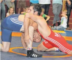  ?? FOTO: HKB ?? Dominik Mattes (rot) vom Gastgeber SV Dürbheim bezwang seinen Neckarweih­inger Gegner mit einem unbändigen Kampfeswil­len mit 7:4Punkten. Weitere Bilder: www.schwaebisc­he.de.