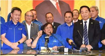 ??  ?? Abang Johari speaks at the press conference flanked by Dr Sim (left), Wong (right) and other state BN leaders.