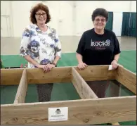  ?? Special to the Democrat-Gazette/JANET B. CARSON ?? Lonoke County Master Gardeners Jean Fortenberr­y (left) and Bonnie Moody set up a salad table in the Hall of Industry for the 2018 Arkansas Flower & Garden Show on the State Fairground­s.