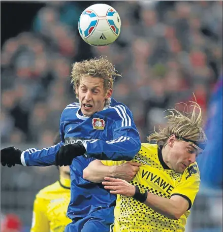  ?? INA FASSBENDER / REUTERS ?? Stefan Kiessling es el jugador de la Bundesliga que más balones se lleva por alto