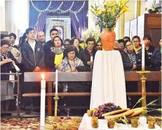  ??  ?? Personas rezan en el altar de la Compañía de Jesús y otros visitan el convento de Santa Teresa, anoche.