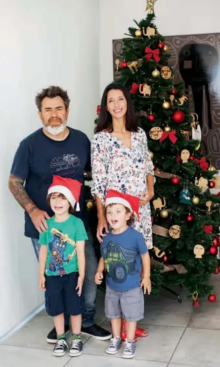  ??  ?? El pintor con Luciana Vernet (tiene cuatro meses de Dulce Espera), y sus hijos Jerónimo y Tomás, en su casa de Benavídez. Milo, que tiene otra hija de una relación anterior, es igualmente prolífico como padre y artista. Viene de exponer en China, participó del G20, sigue con cruzadas solidarias y se hizo tiempo para ser Papa Noel.