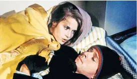  ??  ?? Eine kaputte Heizung fördert nicht zwingend die Romantik: Jane Fonda und Robert Redford in „Barfuß im Park“um 0.00 Uhr, ORF 2.