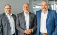  ??  ?? Freude über den diesjährig­en Erfolg: die Geschäftsf­ührung der Humbaur GmbH Christian Dieminger, Ulrich Humbaur und Oliver Czech (von links).