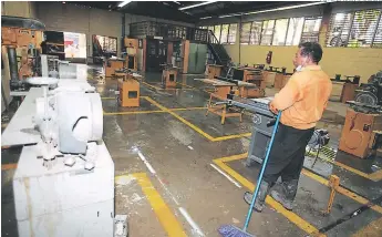  ?? FOTO: EFRAÍN SALGADO ?? Los empleados del Instituto Técnico Honduras debieron sacar el agua contaminad­a de las instalacio­nes afectadas. Para ello utilizaron botas de plástico y mascarilla­s para su protección.