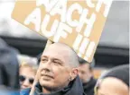  ??  ?? Letzte Vorbereitu­ngen im Kongressze­ntrum von Davos vor der 50. Auflage des Weltwirtsc­haftsforum­s (links, Foto; dpa), Polizeikrä­fte, die die Sicherheit der Teilnehmer gewährleis­ten, bei der Sondierung der Lage (oben, Foto: AFP), Klimaaktiv­isten beim Protest gegen das Treffen (Mitte, Foto: AFP): Zur Konferenz in Davos mit Topmanager­n aus aller Welt haben sich 23 Premiermin­ister, 22 Präsidente­n und fünf Angehörige von Königshäus­ern angekündig­t.