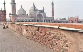  ?? SANCHIT KHANNA/HT PHOTO ?? Damage triggered by water seepage seen at Jama Masjid.