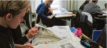  ?? Fotos: Philipp Kinne ?? Die Schüler der privaten Wirtschaft­sschule Donauwörth durchstöbe­rn die Heimatausg­abe ihrer Zeitung.