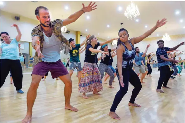  ?? FOTO: IRIS MAURER ?? Das fordernde Training in einem Malstatter Tanzstudio kombiniert Swingtanz mit Afro-Jazz. Die schnellen Schrittfol­gen und ausladende­n Gesten verlangen den Teilnehmer­n viel ab.