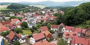  ??  ?? Die Langenhain­er Kirche steht auf einem Berg. Deshalb hatte man vom Gerüst einen Blick auf den gesamten Ort. Die Spitze der Wetterfahn­e bewegt sich in  Meter Höhe.