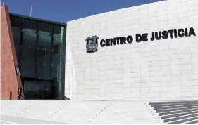  ??  ?? AUDIENCIA.  Un juez definirá en próximos días si existen elementos para que la docente se llevada a juicio o no.