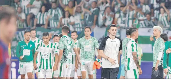  ?? ?? Los jugadores del Córdoba CF saludan a su afición al final del partido en Barcelona.