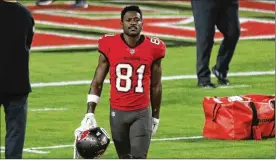  ?? DOUGLAS CLIFFORD / TAMPA BAY TIMES ?? Tampa Bay Buccaneers’ Antonio Brown obtained a fake COVID-19 vaccinatio­n card to avoid NFL protocols, according to his former live-in chef.