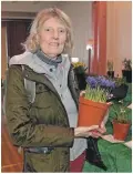  ??  ?? Janice Murray with her pot of iris which took the best exhibit prize. 01_B13flower0­9