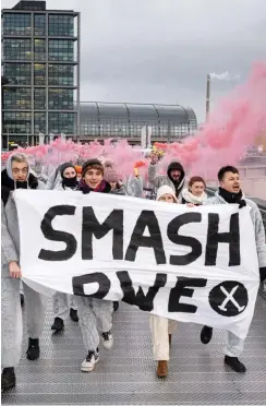  ?? Foto: imago images/Christian Mang ?? Kohlegegne­r protestier­en vor dem Kanzleramt