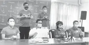  ??  ?? BELUM DITUNTUT: Chong bersama ahli DAP lain menunjukka­n senarai nama dan KGC yang belum dituntut dari kawasan Kota Sentosa dan Stampin.
