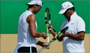  ??  ?? Toni Nadal (à dr.) n’entraîne plus son neveu, mais il a un oeil sur tout.