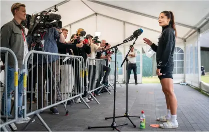  ?? FOTO: MADS CLAUS RASMUSSEN/RITZAU SCANPIX/TT ?? ■ Nadia Nadim, 34, träffade journalist­er i Helsingör för att förklara sitt beslut att vara ambassadör för herr-VM i Qatar.